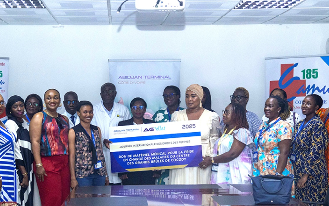 Les collaboratrices d’AGL et de ses filiales en Côte d’Ivoire manifestent leur solidarité au centre des grands brulés d’Abidjan