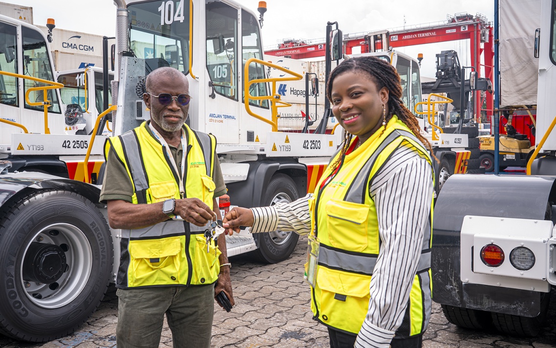 Abidjan Terminal renforce sa flotte d’engins de manutention avec l’acquisition de 10 tracteurs et 10 remorques