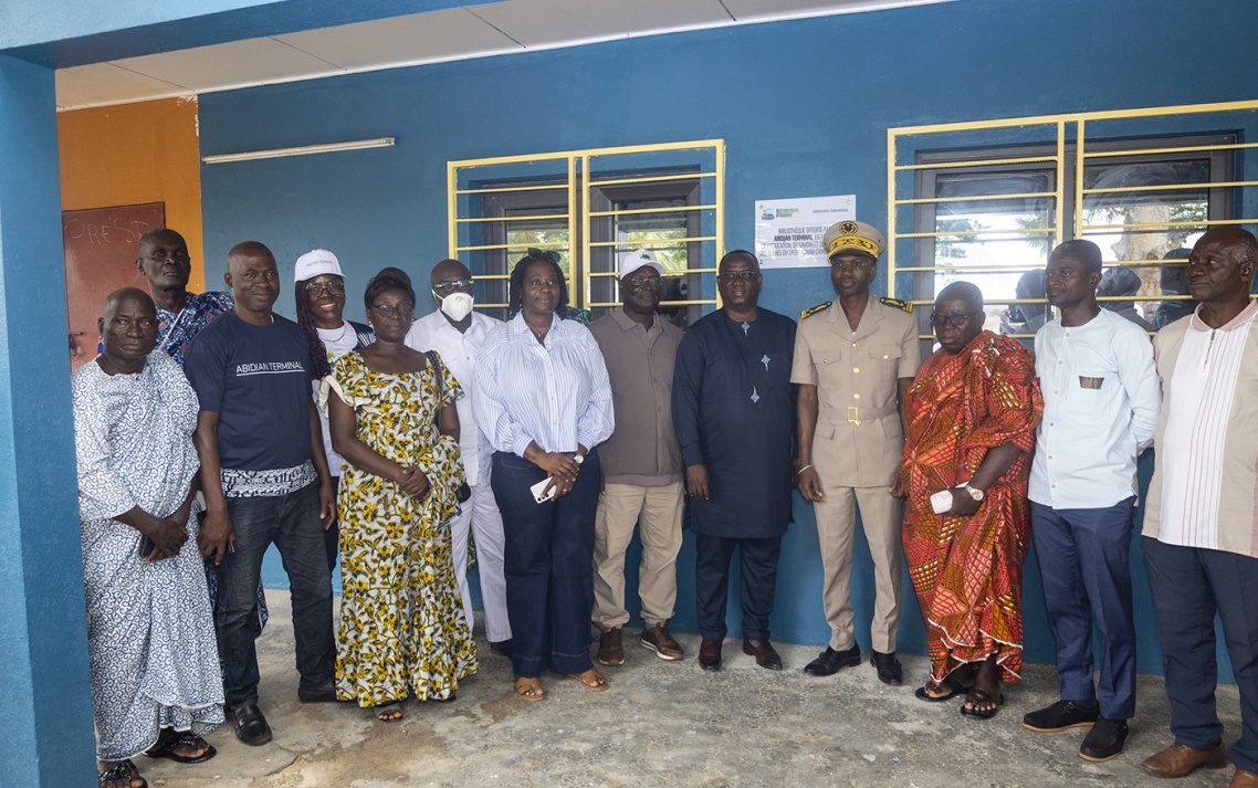 Abidjan Terminal offre une bibliothèque au lycée moderne d'Adiaké et récompense les meilleurs élèves à l'occasion du ÊLÊ Festival
